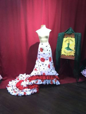 Falda de cola
